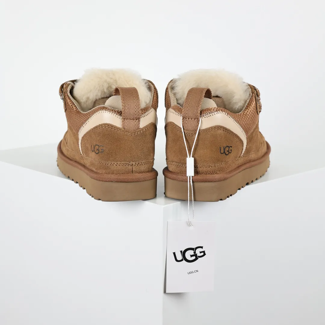 Pick up locally 💰660 Core recommended good price Independently developed original outsole, cashmere insole, keeping warm in winter, suitable for home use. In recent years, uug has launched a style series, which is partially skewed towards the preferences of young consumers, and has also been at the forefront of fashion trends. Shoe body material, water-repellent coated suede upper, 17mm UGGPURE™ implanted wool insole, lightweight non-slip and comfortable rubber outsole, with brand LOGO, complete packaging, size: 35 36 37 38 39 40